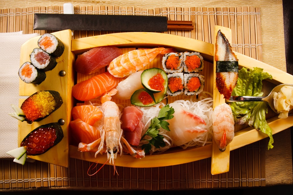 https://rokaakor.com/wp-content/uploads/2018/11/Large-Boat-Platter-Of-Sushi.jpg